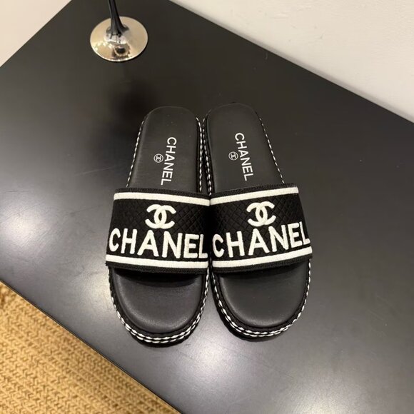 Chanel slippers - Picture 3 of 8